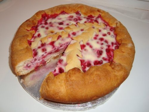 Пирог с брусникой и сметаной